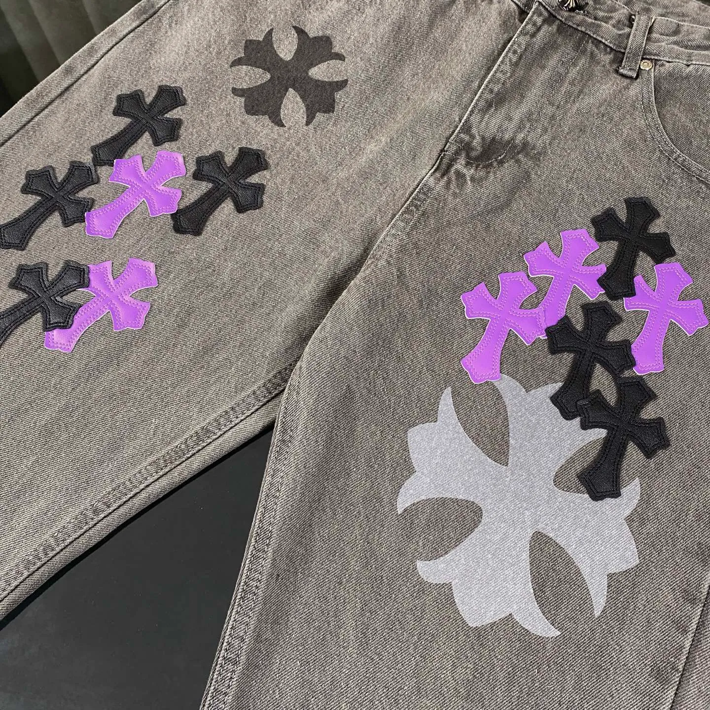 🅿️280 Chrome Hearts 24SS official website limited purple cow spray-painted graffiti patchwork leather jeans!  🛍️As an Online limited edition, it attracted a lot of attention as soon as it debuted. The black and purple cross-stitched leather design brings a cool and mysterious atmosphere, and every stitching shows a unique taste. The limited edition graffiti spray painting is casual and bold, just like wearing street art on your body, and you will never miss it when walking on the road.  Straight and loose fit, suitable for various body shapes, casual and cool online. Genderless design, both boys and girls can easily control it, easily create a super trendy feeling, and directly maximize the fashion expression!  Black and gray color 🔘, low-key but with hidden edge, perfect for versatility, whether paired with a simple white T-shirt or a personalized printed top, it can make you the focus of the street.  Size covers M-XXL (corresponding to sizes 30-36)